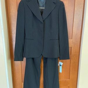 Tahari size 4P suit jacket and pants